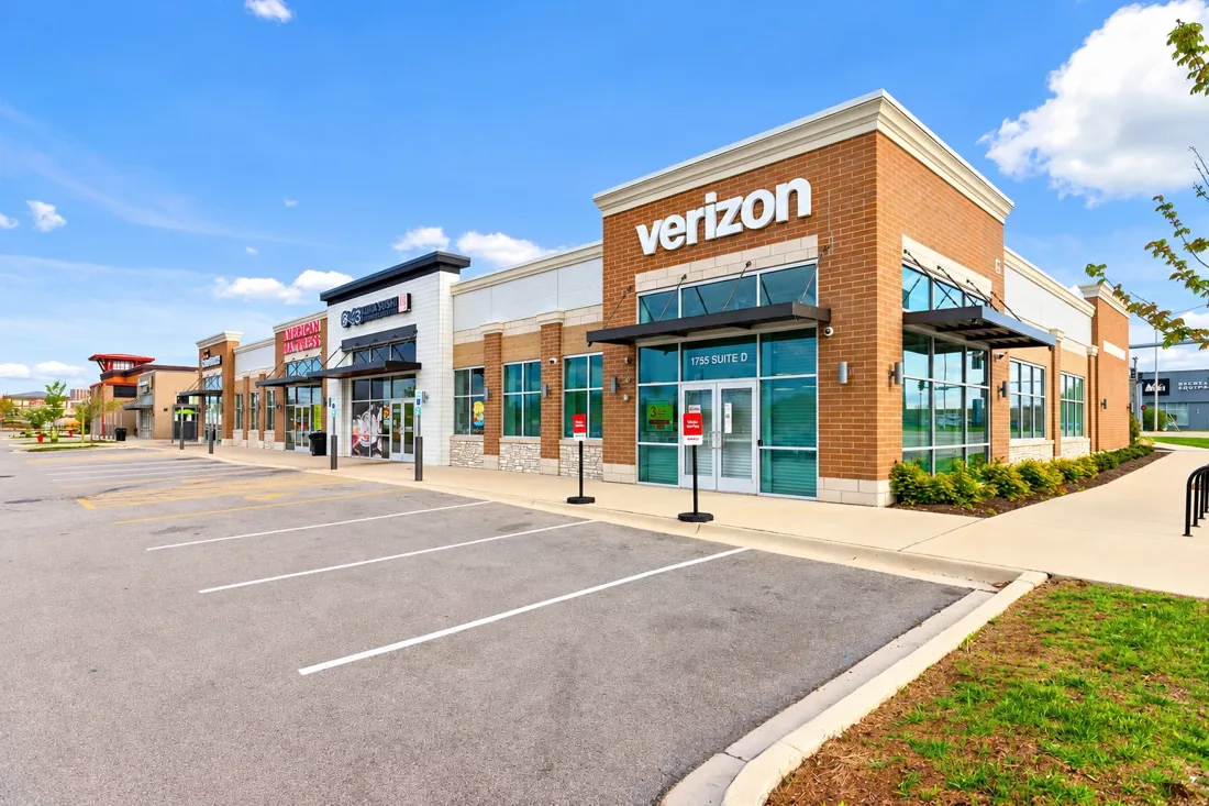 Commercial storefronts at The Overlook at Oakbrook